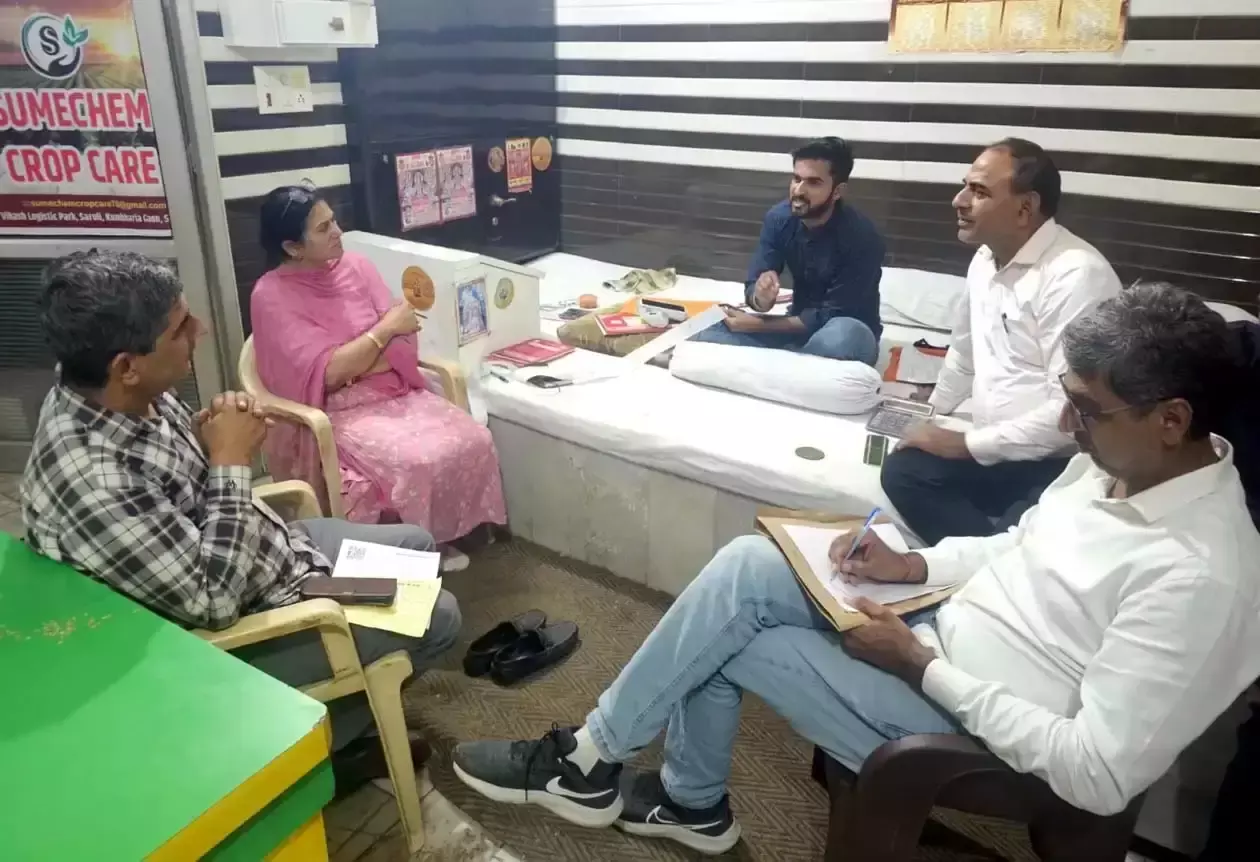 Hisar: उकलाना में खाद की दुकान पर छापा, सीएम फ्लाइंग टीम ने जांच की Hisar: उकलाना में खाद की दुकान पर छापा, सीएम फ्लाइंग टीम ने जांच की