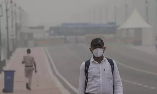 Delhi की हवा बहुत खराब हो गई है, शहर में धुंध और कोहरा छा गया है