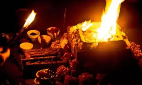 बाप रे! श्मशान में तंत्र पूजा कर रही थी महिला, तभी... बाप रे! श्मशान में तंत्र पूजा कर रही थी महिला, तभी...