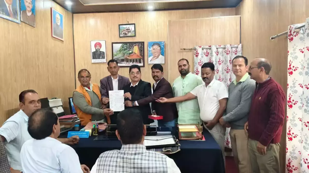 Uttarkashi: भुगतान और परियोजनाओं के मुद्दों पर यूनियन ने अधिकारियों से की चर्चा