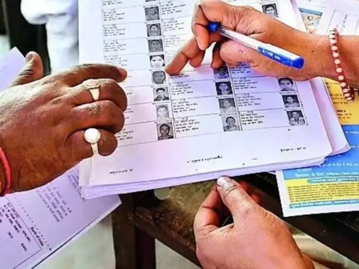 Nahan: बीएलओ कर रहे घर-घर संपर्क, मतदाता नामांकन प्रक्रिया तेज