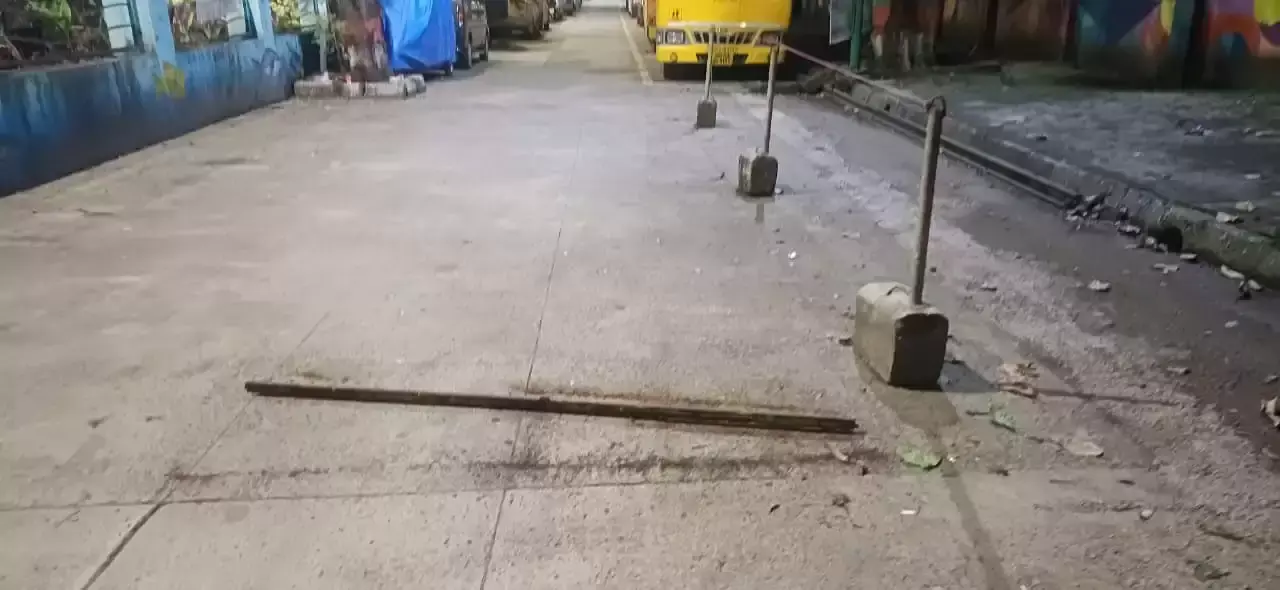Mumbai: टीएमसी साइट पर सुरक्षा इंतजाम नदारद, लोहे की छड़ से खतरा बढ़ा Mumbai: टीएमसी साइट पर सुरक्षा इंतजाम नदारद, लोहे की छड़ से खतरा बढ़ा