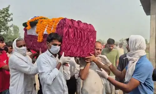 Haryana : रूस युद्ध में मारे गए हिसार के व्यक्ति का शव घर पहुँचा Haryana : रूस युद्ध में मारे गए हिसार के व्यक्ति का शव घर पहुँचा