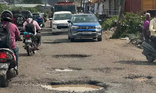 Anekal : चंदापुर मुख्य सड़क पर गड्ढा Anekal : चंदापुर मुख्य सड़क पर गड्ढा