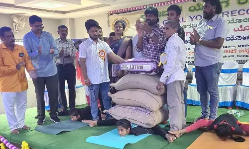 Karnataka : लड़की ने कुर्मासन में 186 किलो वजन उठाया