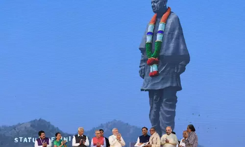 राष्ट्रीय एकता दिवस पर एयरफोर्स टीम का हवाई शो, सरदार पटेल को विशेष श्रद्धांजलि राष्ट्रीय एकता दिवस पर एयरफोर्स टीम का हवाई शो, सरदार पटेल को विशेष श्रद्धांजलि