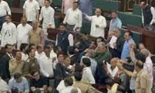 कश्मीर में सरकारी विज्ञापनों के लगातार निलंबन से विधानसभा में हंगामा कश्मीर में सरकारी विज्ञापनों के लगातार निलंबन से विधानसभा में हंगामा