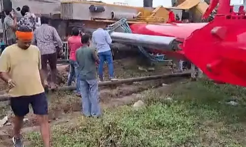 रेलवे ब्रिज निर्माण काम में लगी थी क्रेन, हुआ बड़ा हादसा, मची अफरातफरी रेलवे ब्रिज निर्माण काम में लगी थी क्रेन, हुआ बड़ा हादसा, मची अफरातफरी