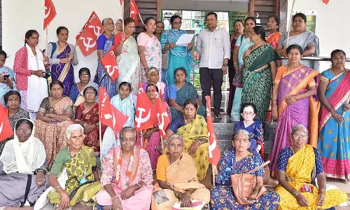 Tumkur : आंगनवाड़ी कार्यकर्ताओं ने ग्रेच्युटी की मांग की Tumkur : आंगनवाड़ी कार्यकर्ताओं ने ग्रेच्युटी की मांग की