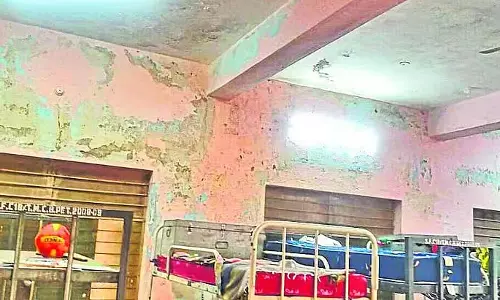 Bangarpet : एक जर्जर हॉस्टल में रहने वाली लड़कियां