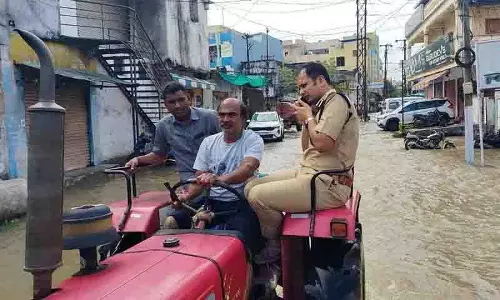 Warangal police ने बाढ़ प्रभावित इलाकों का निरीक्षण किया, 1200 लोगों को राहत केंद्रों में पहुंचाया Warangal police ने बाढ़ प्रभावित इलाकों का निरीक्षण किया, 1200 लोगों को राहत केंद्रों में पहुंचाया