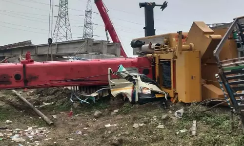 MP : पीथमपुर में पुल के काम के दौरान पास से गुज़र रहे वाहनों पर क्रेन गिरने से दो की मौत MP : पीथमपुर में पुल के काम के दौरान पास से गुज़र रहे वाहनों पर क्रेन गिरने से दो की मौत