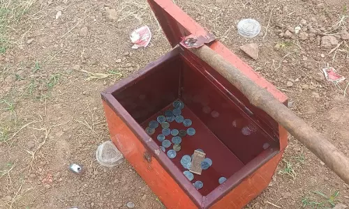 Bareilly: मूर्ति खंडित कर चोरों ने की चोरी, चांदी-पीतल का सामान गायब Bareilly: मूर्ति खंडित कर चोरों ने की चोरी, चांदी-पीतल का सामान गायब