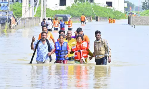 चक्रवात मोन्था का असर: तेलंगाना के वारंगल और हनमकोंडा शहरों में बाढ़ चक्रवात मोन्था का असर: तेलंगाना के वारंगल और हनमकोंडा शहरों में बाढ़