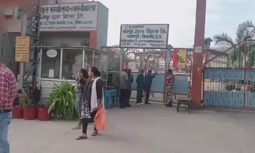 Bareilly: धामपुर शुगर मिल पर IT रेड, कर्मचारियों से चल रही पूछताछ