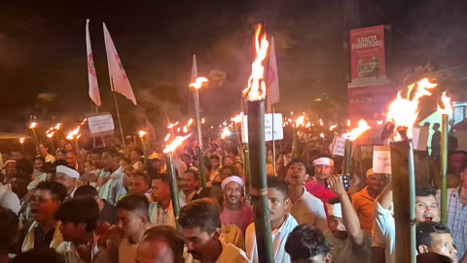 Assam :  चराइदेव में हजारों ताई-अहोम ने मशाल रैली निकाली, भाजपा को बहिष्कार की चेतावनी दी