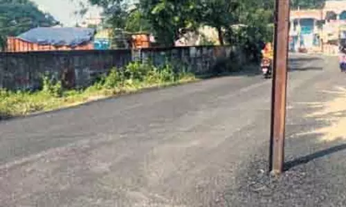 Jagatpur सड़कों पर बिजली के खंभे बने सुरक्षा खतरा