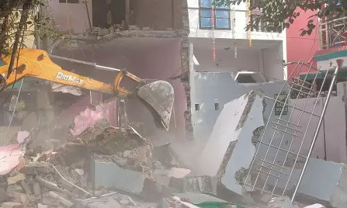 Bareilly: कैंट क्षेत्र में अवैध निर्माण पर चला प्रशासन का बुलडोजर