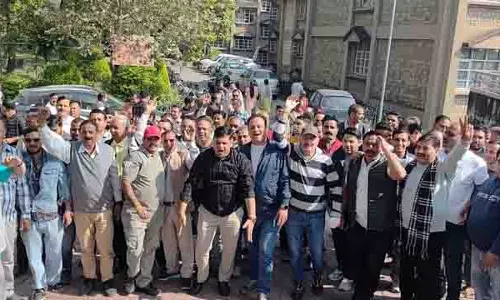 Dharamshala में बकाया भुगतान में देरी के विरोध में ठेकेदारों का प्रदर्शन Dharamshala में बकाया भुगतान में देरी के विरोध में ठेकेदारों का प्रदर्शन