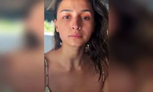 Alia Bhatt ने मेकअप करते हुए अपने बालों को परफेक्ट तरीके से घुमाया Alia Bhatt ने मेकअप करते हुए अपने बालों को परफेक्ट तरीके से घुमाया