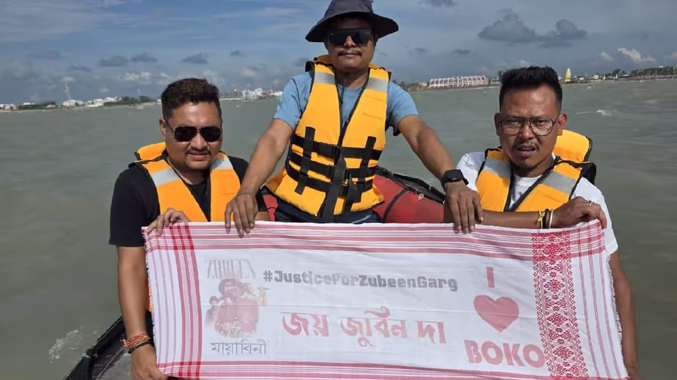 Assam के युवा प्रदर्शनकारियों ने जुबीन गर्ग के न्याय की मांग को लेकर ओडिशा में विरोध प्रदर्शन किया