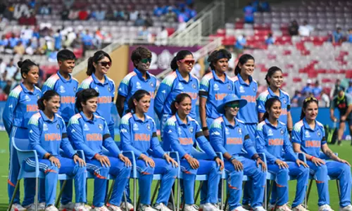 महिला विश्व कप में भावपूर्ण श्रद्धांजलि, खिलाड़ियों ने पहनी काली पट्टियाँ महिला विश्व कप में भावपूर्ण श्रद्धांजलि, खिलाड़ियों ने पहनी काली पट्टियाँ