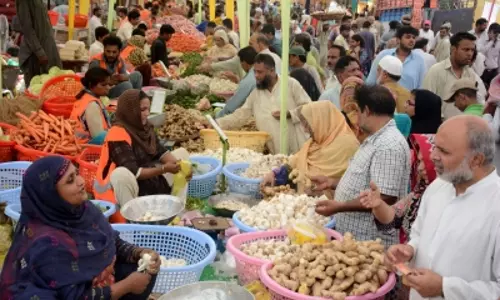 अफ़ग़ानिस्तान के साथ सीमा संघर्ष के कारण पाकिस्तान में मुद्रास्फीति बढ़ी