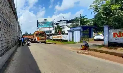 Kerala : चालकुडी अंडरपास पर यातायात जाम Kerala : चालकुडी अंडरपास पर यातायात जाम
