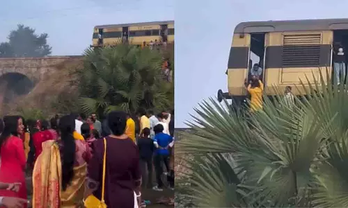 Bihar मोटरमैन ने छठ का प्रसाद लेने के लिए पैसेंजर ट्रेन रोकी Bihar मोटरमैन ने छठ का प्रसाद लेने के लिए पैसेंजर ट्रेन रोकी