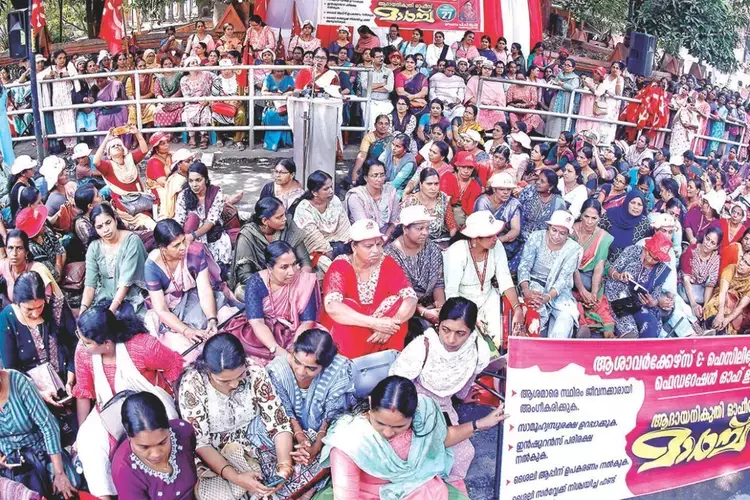 Kerala में कल्याणकारी योजनाएं आशा कार्यकर्ताओं के वेतन में 1,000 रुपये की बढ़ोतरी Kerala में कल्याणकारी योजनाएं आशा कार्यकर्ताओं के वेतन में 1,000 रुपये की बढ़ोतरी