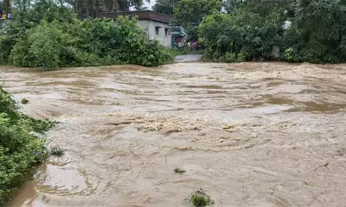 गोकावरम की मुख्य नहर में अचानक बाढ़ आ गई : पोलावरम की विस्थापित कॉलोनी पानी में डूब गई
