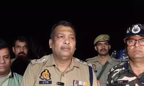 बहराइच में नाव पलटने से एक की मौत, कई घायल और 8 लापता बहराइच में नाव पलटने से एक की मौत, कई घायल और 8 लापता