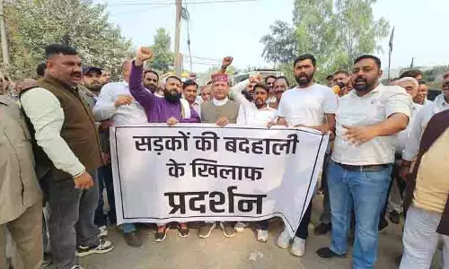 नाहन में BJP ने खराब सड़कों के विरोध में प्रदर्शन किया नाहन में BJP ने खराब सड़कों के विरोध में प्रदर्शन किया