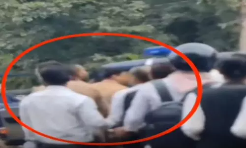 कचहरी का VIDEO, वकीलों और पुलिस में टकराव, मचा हड़कंप कचहरी का VIDEO, वकीलों और पुलिस में टकराव, मचा हड़कंप