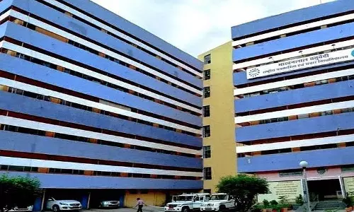महाकंवललाल चतुर्वेदी यूनिवर्सिटी में फर्स्ट ईयर का स्टूडेंट तीसरी मंज़िल से गिरा; हालत गंभीर महाकंवललाल चतुर्वेदी यूनिवर्सिटी में फर्स्ट ईयर का स्टूडेंट तीसरी मंज़िल से गिरा; हालत गंभीर