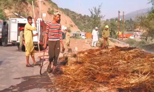 अग्निशमन एवं आपातकालीन विभाग ने उधमपुर में जम्मू-श्रीनगर राष्ट्रीय राजमार्ग के पास आग को टाला