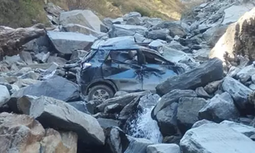 दर्दनाक कार हादसे में तीन की मौत, दो घायल दर्दनाक कार हादसे में तीन की मौत, दो घायल