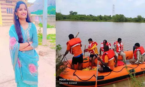 Young Woman and Man Washed Away with Bike in Flood:बाढ़ में बाइक समेत युवक और युवती बह गए