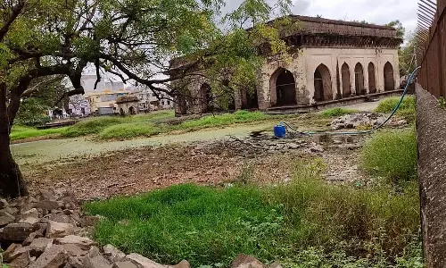 Vijayapura : वीरराजा का मकबरा गिरने की कगार पर Vijayapura : वीरराजा का मकबरा गिरने की कगार पर