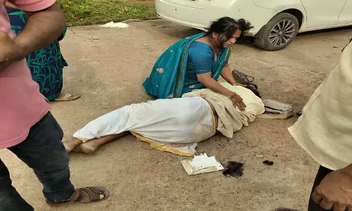 रायपुर में कथावाचक रंगरेलियां मनाते पकड़ा गया, लोगो ने की पिटाई रायपुर में कथावाचक रंगरेलियां मनाते पकड़ा गया, लोगो ने की पिटाई