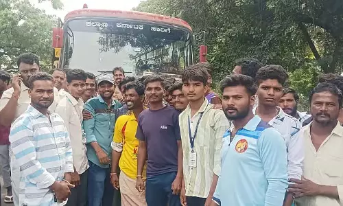 Kavithala : छात्रों और स्थानीय लोगों ने वाहन रोककर विरोध प्रदर्शन किया