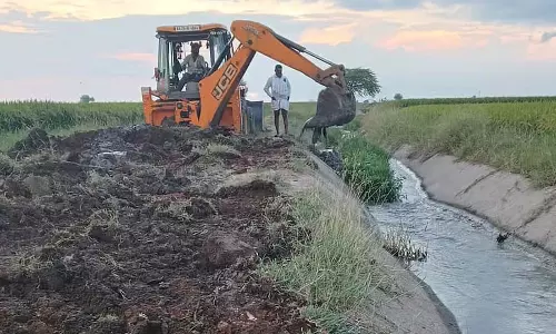 Kakkara : जेसीबी द्वारा नहर सड़क की मरम्मत