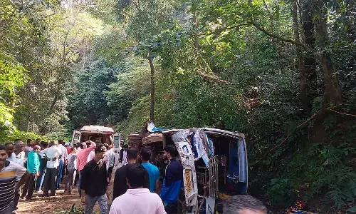बिस्ले घाट मोड़ पर वैन पलटी; कई लोग घायल बिस्ले घाट मोड़ पर वैन पलटी; कई लोग घायल