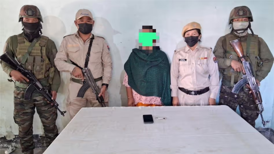 इम्फाल पूर्व में महिला KCP (सिटी मीतेई) कैडर गिरफ्तार इम्फाल पूर्व में महिला KCP (सिटी मीतेई) कैडर गिरफ्तार