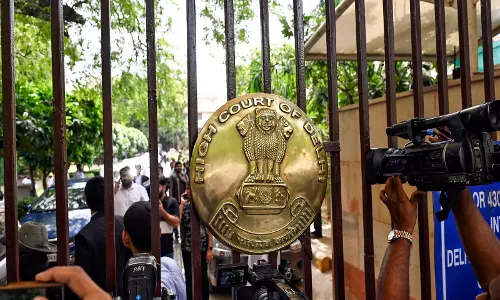 अदालत के आयुक्त को धमकाने पर व्यक्ति को एक महीने की जेल: Delhi High Court