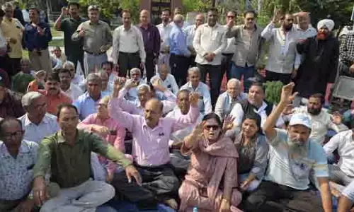 JACRC ने धरना दिया, अंबेडकर प्रतिमा तोड़े जाने पर कार्रवाई की मांग की JACRC ने धरना दिया, अंबेडकर प्रतिमा तोड़े जाने पर कार्रवाई की मांग की
