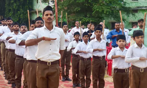 RSS मार्च में शामिल शिक्षकों पर कर्नाटक शिक्षा विभाग की कार्रवाई