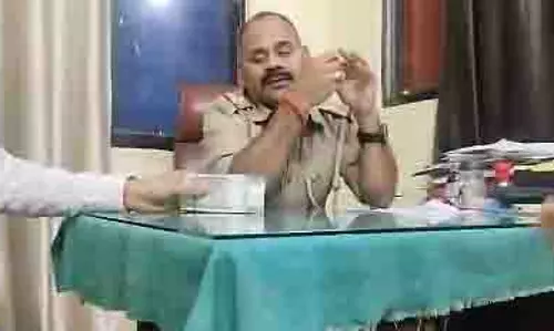 Lucknow: गैंगरेप केस से नाम हटाने के लिए रिश्वत लेते पुलिसकर्मी गिरफ्तार Lucknow: गैंगरेप केस से नाम हटाने के लिए रिश्वत लेते पुलिसकर्मी गिरफ्तार