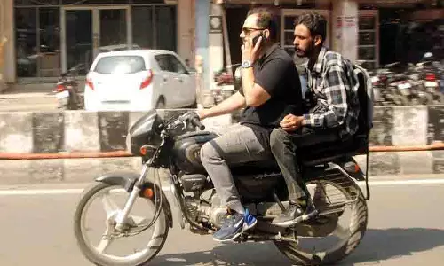 Amritsar: शहर की सड़कों पर वाहन चलाते समय मोबाइल फोन का उपयोग बेरोकटोक जारी
