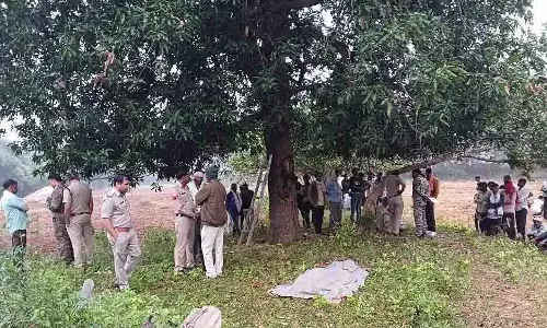 MP: 25 वर्षीय बेटे की मौत के बाद पिता ने पेड़ से लटककर आत्महत्या कर ली